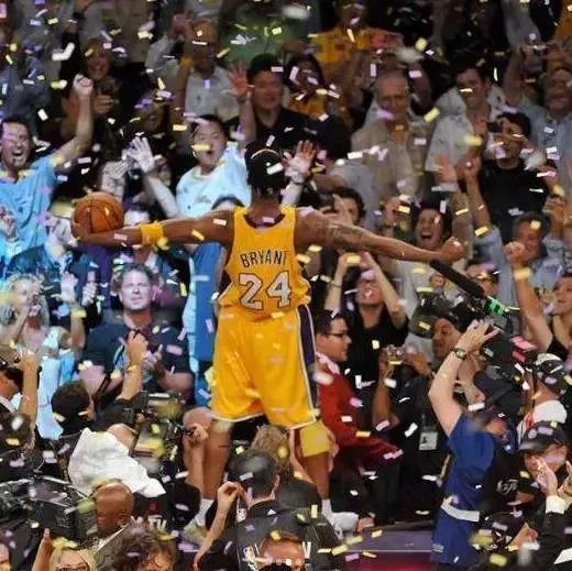 如何看待湖人要为科比立雕像，那个动作更好？