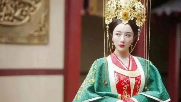 被狗毁掉星途的演员：李依晓没获得一句道歉，为何还要被骂整容脸？