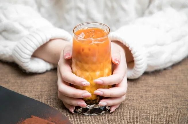 秋天的第一杯奶茶发朋友圈句子说说 秋天喝杯奶茶的心情说说