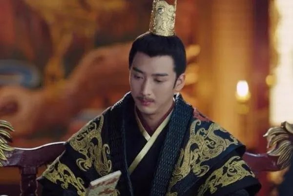 赵匡胤根据情势，发动了陈桥兵变，他是被迫黄袍加身的吗？