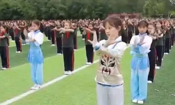 5000名学生穿戏服跳川剧操，这体现了一种什么文化？