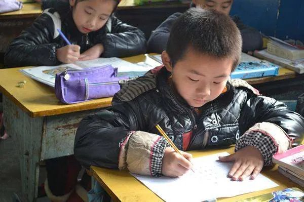 一年级小学生记事本堪比摩斯密码，一年级小学生要怎样学习写字？