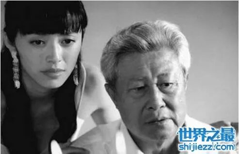 电影演员王心刚逝世是假的，其实在大连舒舒服服养老 