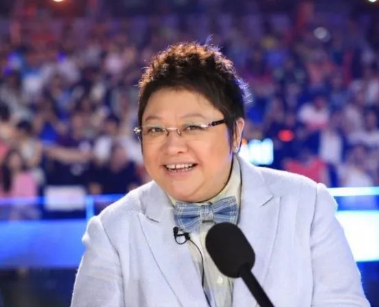 韩红49岁至今未婚,为了公益几乎倾家荡产,她到底为了什么?