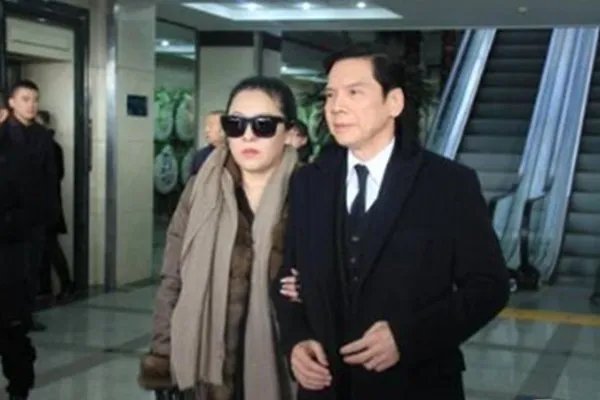 向华胜病逝葬礼图片曝光 向华强夫妇送行