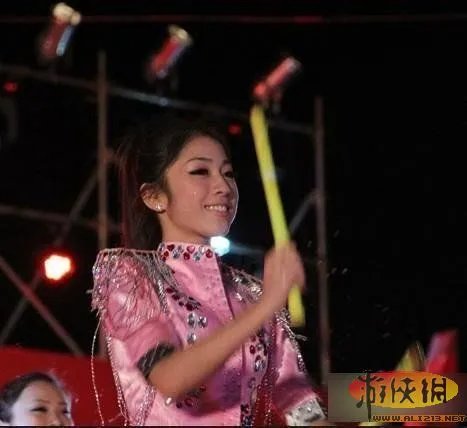 宅男新宠“打鼓妹”曾佳琪爆红网络 秒杀奶茶MM