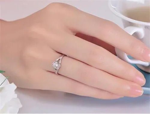 左手戒指的戴法和意义 国内外婚戒佩戴有什么讲究