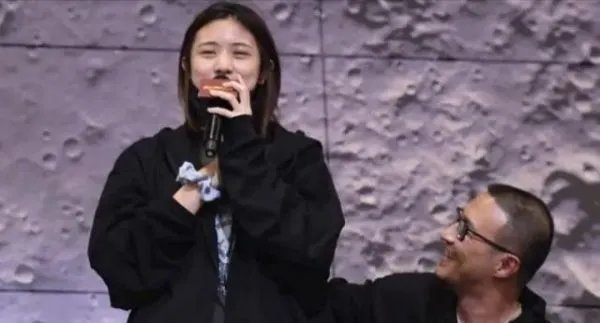 汪峰大女儿助阵章子怡新片,发言略显羞涩,她今后是否有进入娱乐圈的可能?