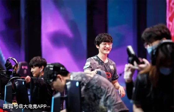 LOL-S10：网友热议LGD免遭淘汰，LGD这是跟第四名杠上了吗？
