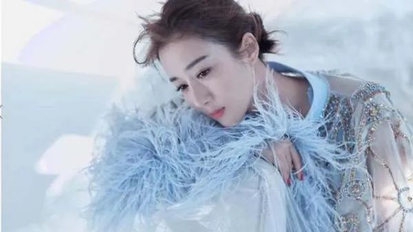 被狗毁掉星途的演员：李依晓没获得一句道歉，为何还要被骂整容脸？