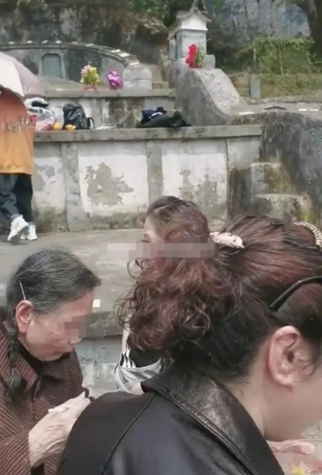 老话“坟前生洞子孙穷，坟后三物变富人”是啥意思？