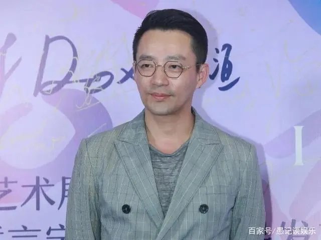 汪小菲被问前任，采访现场直接黑脸，深夜直播再被批，原因是什么呢？