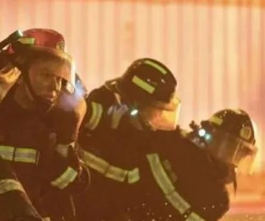 《烈火英雄》是根据哪一部小说改编的 主要演员有谁