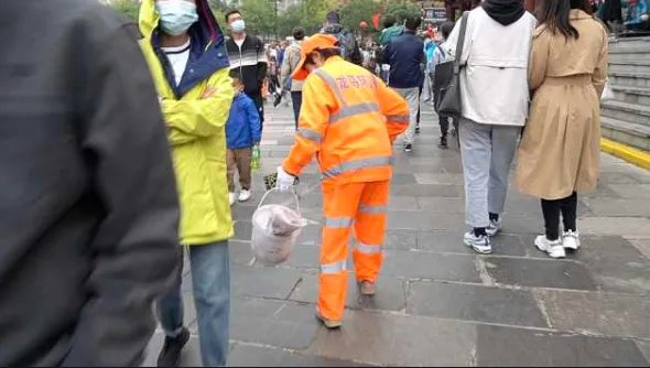 环卫工半天拉15车垃圾走3万步，游客素质是不是待提高？