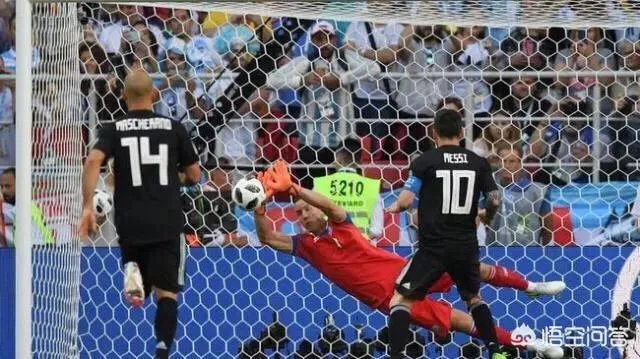 冰岛电影导演哈尔多松在俄罗斯世界杯上扑出梅西的点球，你怎么看？