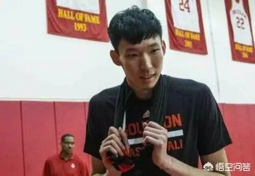 火箭签下约翰逊和赖特的话,周琦会不会成为第三个拥有总冠军戒指的中国人?