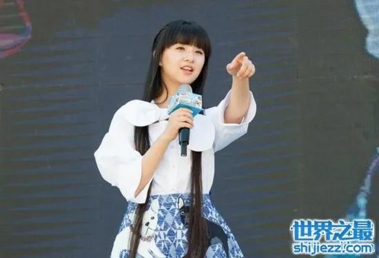 揭秘小彩旗男友是谁，14岁就谈恋爱直呼老公 