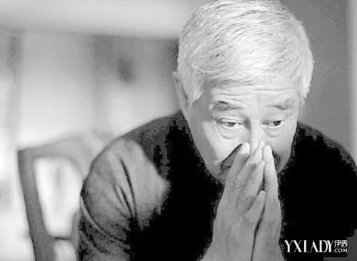 赵本山回乡发钱是怎么回事随手扯下金链子送人