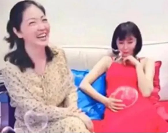 广东大妈将40岁女闺蜜,介绍给25岁儿子当媳妇,两人婚后过得怎样?