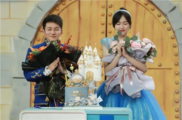 刘亦菲为唐嫣发文庆生，你觉得她晒的唐嫣的照片美吗？