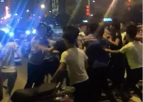 广东数十马仔袭警 多名青年将5名执勤队员打伤