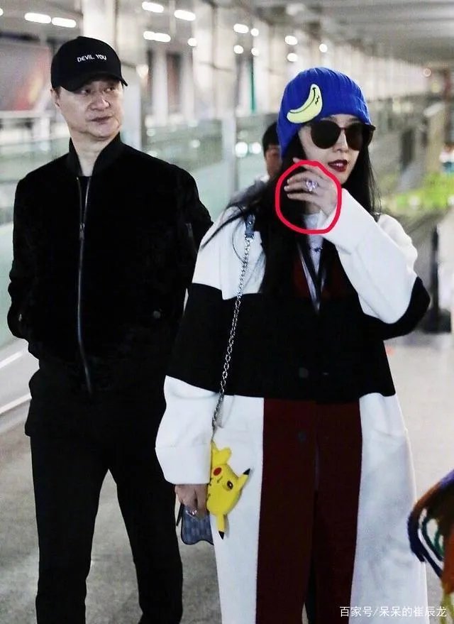 范冰冰全家高调现身机场，网友：花钱摆拍买热搜找骂，你怎么看？