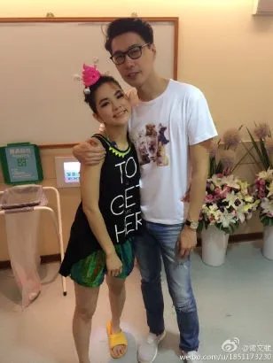 ELLA老公听SHE演唱会做粉丝 后台秀恩爱