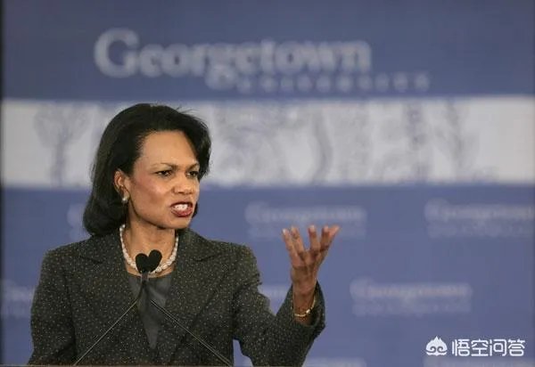 卡扎菲心中女神赖斯，地下室出生从政15年，为何受2位美国总统信赖？