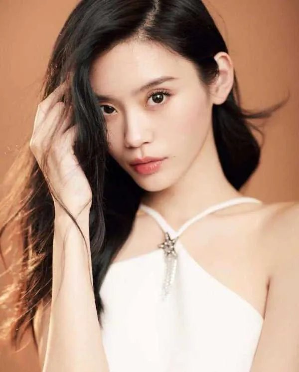 靠前男友成超模，又摔进豪门的奚梦瑶，为何她的人生这么顺？