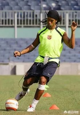 小罗连续4次踢中门柱弹回脚下的视频，你认为是真的吗？