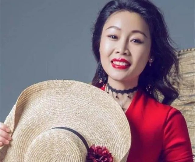 有人说电视上看不见“草帽姐”了,她的近况怎么样?