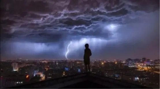 超巨型风暴袭击美国，加州暴雨破纪录，对当地居民的生活造成了什么影响？