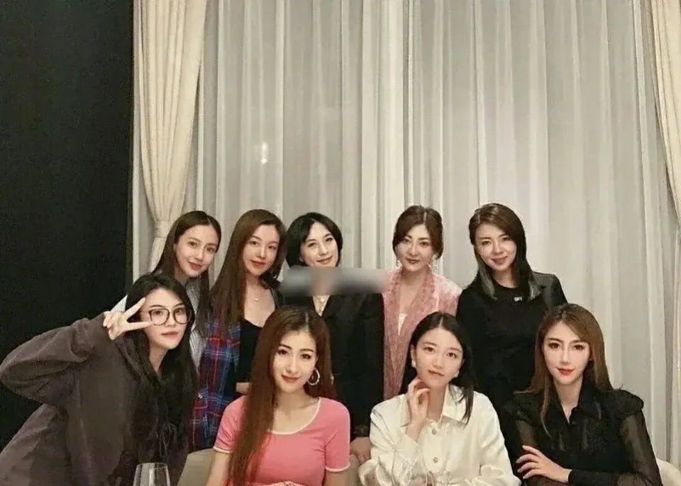 杨颖聚会合照曝光，这是现实版的三十而已吗？