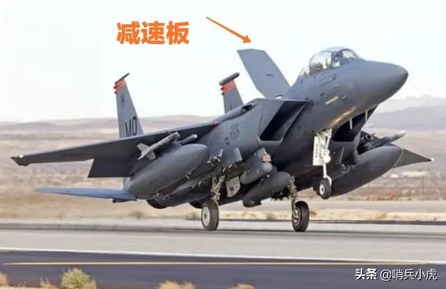 战斗机后轮着地,前轮抬起,如何分辨它是在起飞,还是在降落?