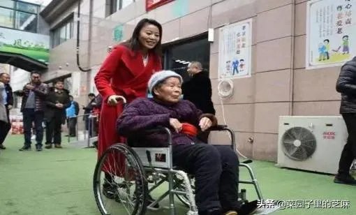 有人说电视上看不见“草帽姐”了,她的近况怎么样?