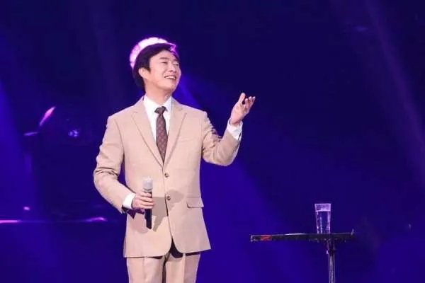 女有邓丽君,男有费玉清,为何说费玉清的音色是男版邓丽君?