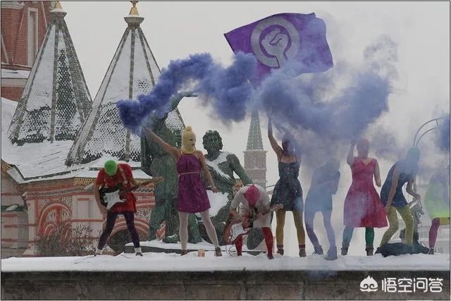 冲入俄罗斯世界杯决赛赛场的四名球迷处罚新鲜出炉，你怎么样看待他们受到的处罚？