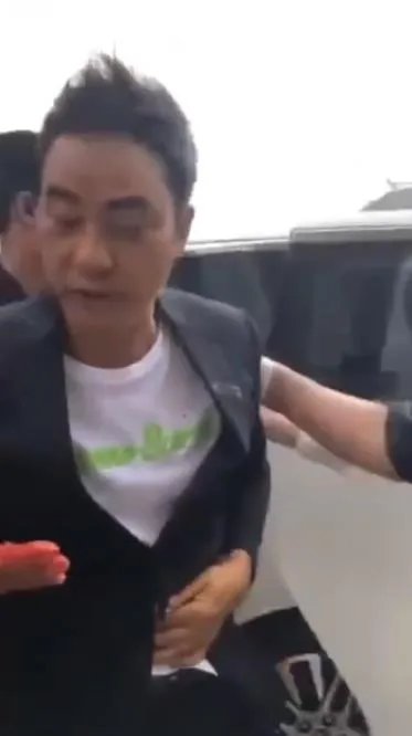 任达华3厘米刀伤图:有网友称是捅老板但捅错人了