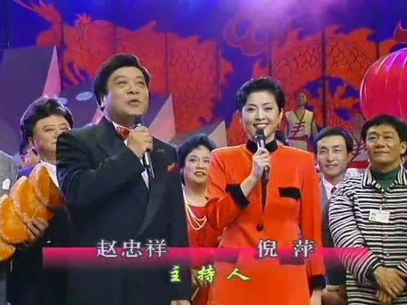 董卿倪萍两代央视一姐罕见合体，风光无限的她们为何泪流满面？