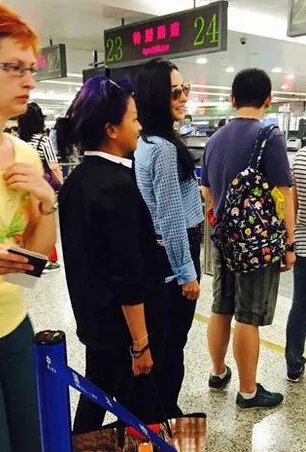 张柏芝排队等安检  被赞平易近人态度好