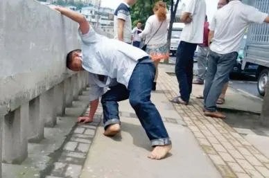 醉酒男子痛哭想家交警暖心拥抱，醉酒男子遭遇了什么？