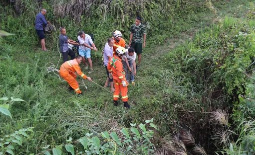 男子坠入深坑生还,男子是如何坠入生坑的?