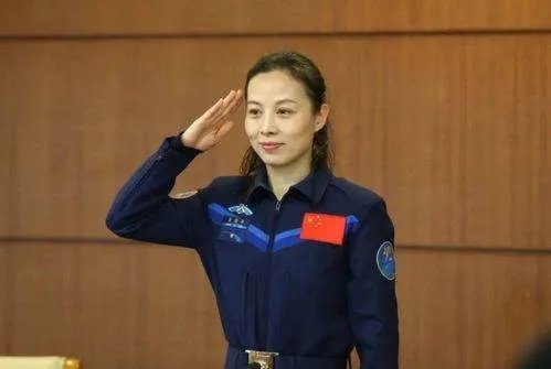 王亚平演示太空洗头，在太空中是如何洗头的？