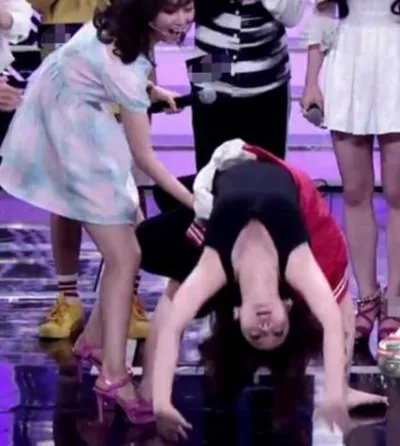 柳岩下腰走光：柳岩节目下腰惊呆众嘉宾（图）