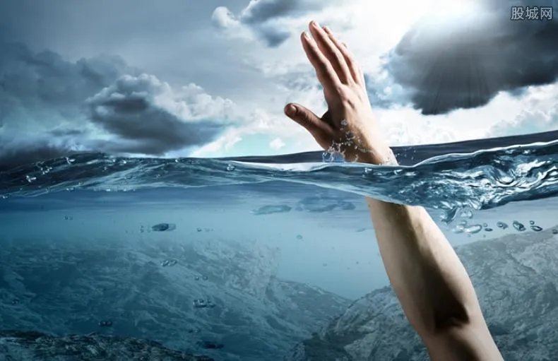 7岁男童参加游泳培训班溺水进ICU 水中挣扎6分钟无人救援