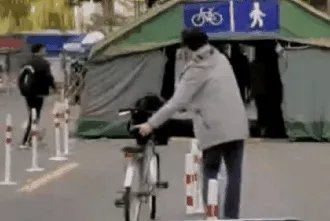 女子炒菜锅里炒出龙卷风 第二人称视角GTA的动态图