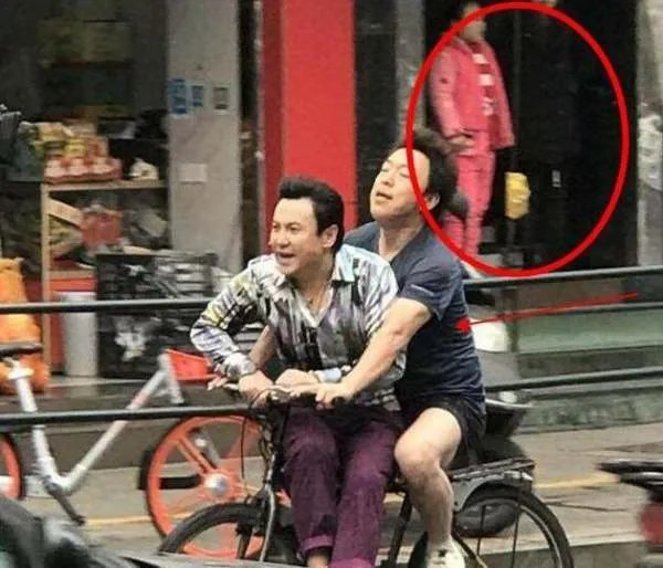 刘德华拍《拆弹专家2》穿假肢可见敬业，你还知道哪些敬业的明星？