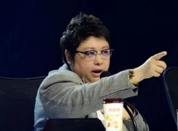 为走红不惜身份作假，冒充草根多年，韩红一怒之下将其轰下台，是谁？