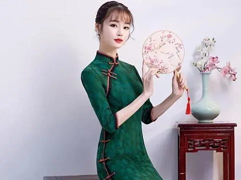 大衣哥儿媳旗袍写真曝光，与结婚照比起来究竟哪一个更美？