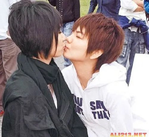 刘诗诗与杨幂 盘点娱乐圈女女同性之吻瞬间